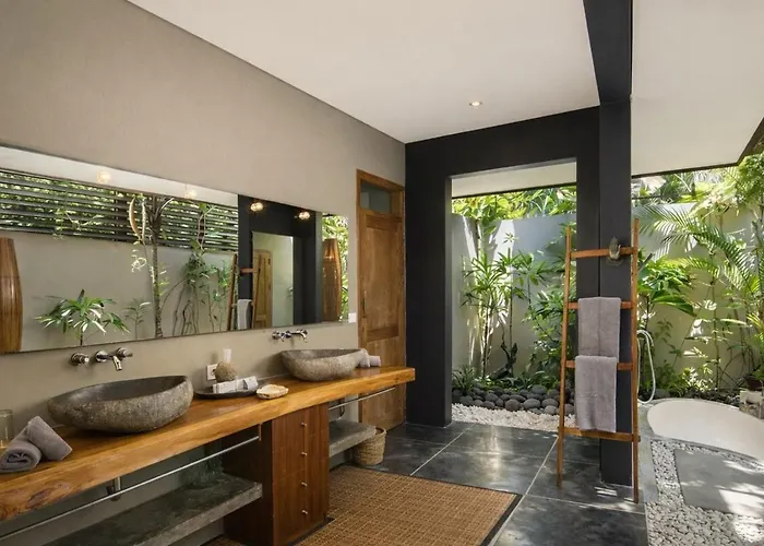 Luxury 5br, 20m Pool, Near Villa